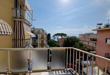 Large three-room apartment with balcony overlooking the sea in Laigueglia