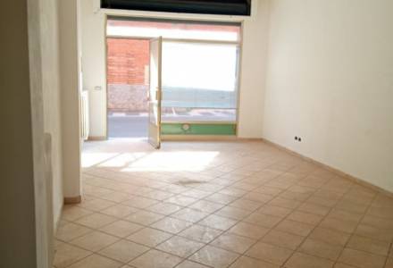 For rent in the center of Leca commercial space sqm. 44 approx.
