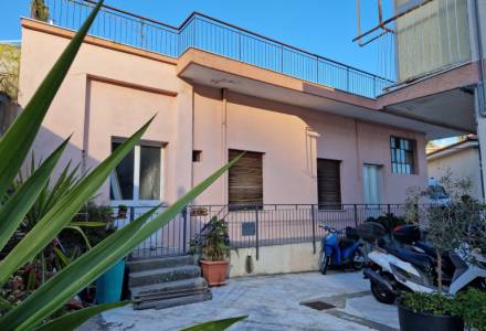 WAREHOUSE CONVERTIBLE INTO 2 APARTMENTS FOR SALE IN ALASSIO