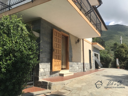 Indipendente Villa bifamiliare con vista mare ed uliveto in vendita a Albenga (zona Cisano sul Neva)
