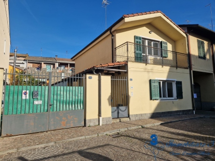 Casa indipendente con cortile e posti auto in centro Villanova d'Alb