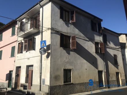 Casa semi indipendente con magazzino e balcone ad Ortovero