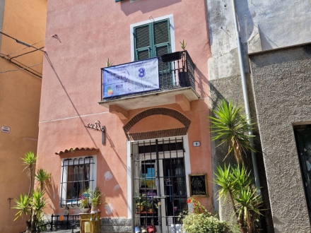 Alloggio con balcone e cantina in centro Villanova d'Albenga
