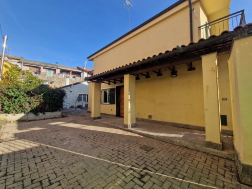 Casa indipendente con cortile e posti auto in centro Villanova d'Alb - 3