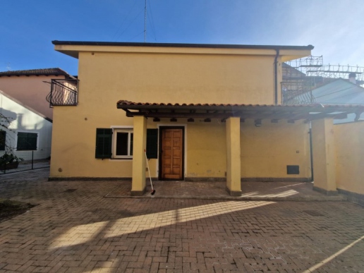Casa indipendente con cortile e posti auto in centro Villanova d'Alb - 5