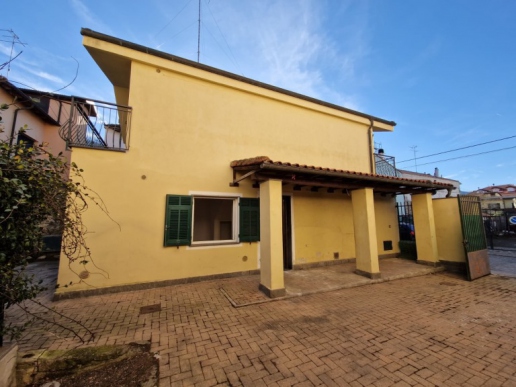 Casa indipendente con cortile e posti auto in centro Villanova d'Alb - 34
