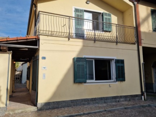 Casa indipendente con cortile e posti auto in centro Villanova d'Alb - 2