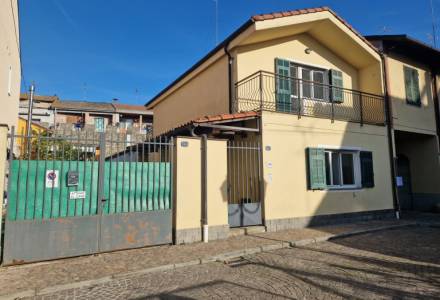 Casa indipendente con cortile e posti auto in centro Villanova d'Alb